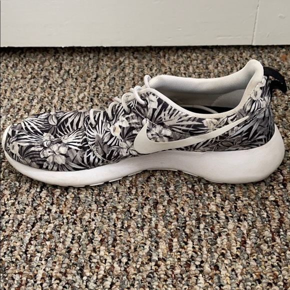 Black and white graphic Nike Roshe - Picture 4 of 6